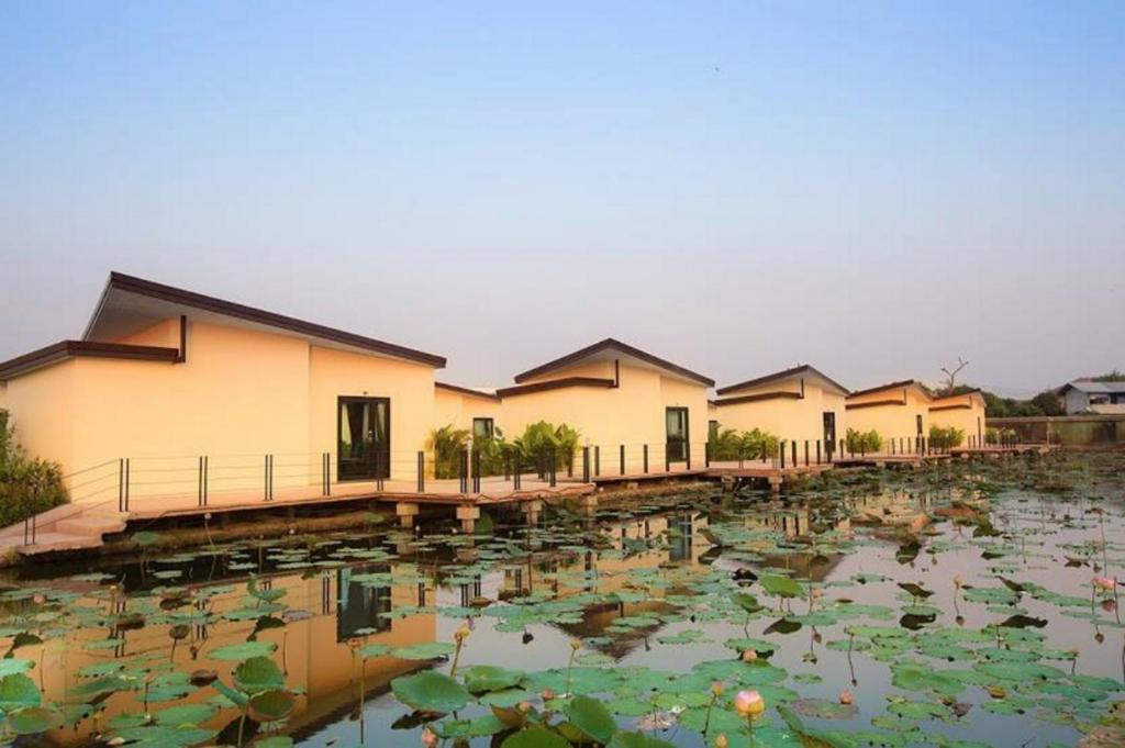 Bua Tara Resort Nong Prue Esterno foto