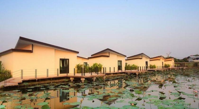 Bua Tara Resort Nong Prue Esterno foto