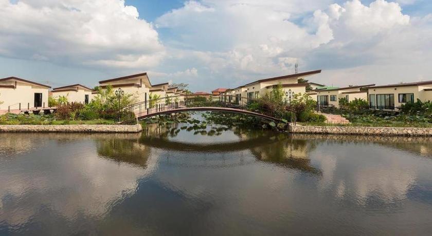 Bua Tara Resort Nong Prue Esterno foto