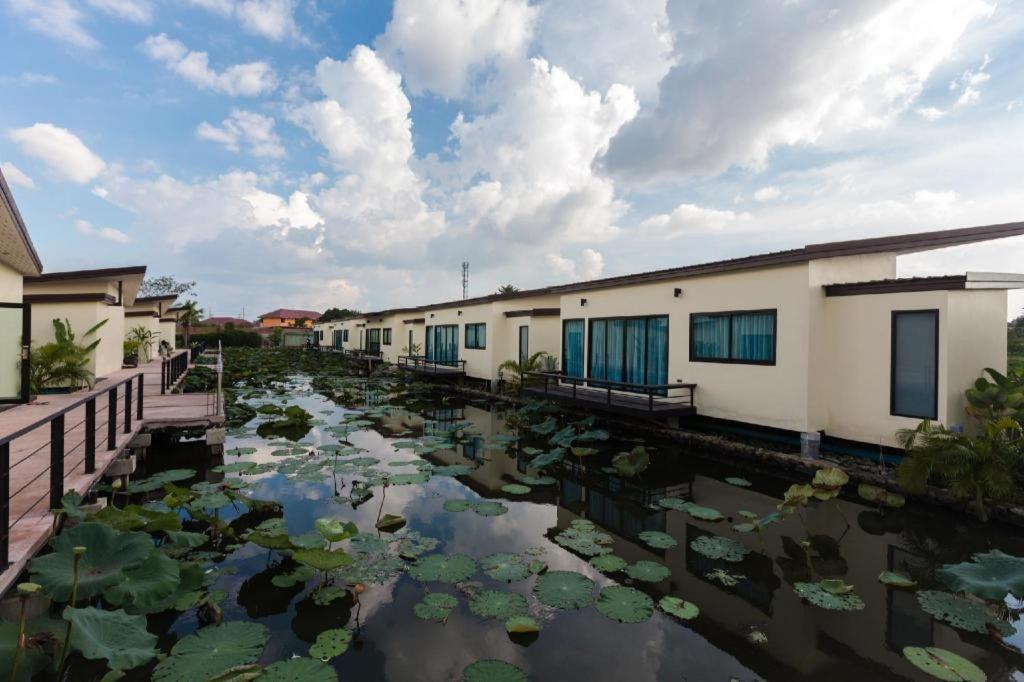 Bua Tara Resort Nong Prue Esterno foto